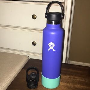 Hydroflask 24 oz blueberry. Sport top and boot